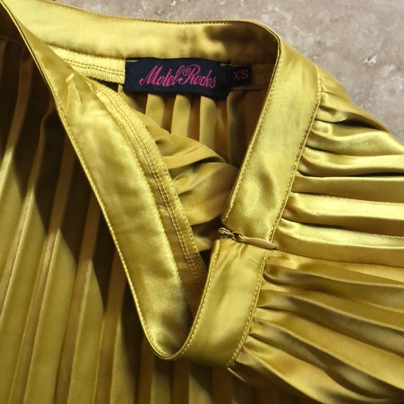 Gold pleaded skirt - Picture 2 of 3